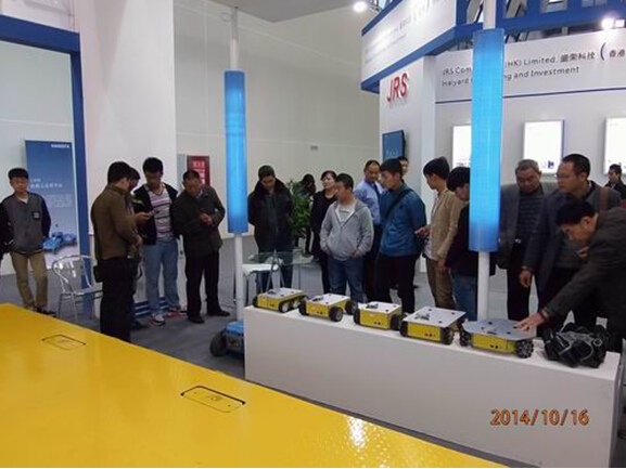 九州体育中国(中国)官方网站参展2014绵阳科博会-技术人员向观众演示机器人.jpg